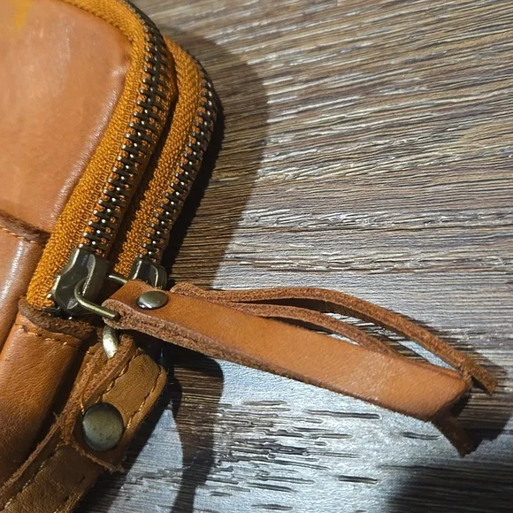 MARTA PONTI GENUINE LEATHER UNISEX CROSSBODY BAG. #7487 - Picture 5 of 7